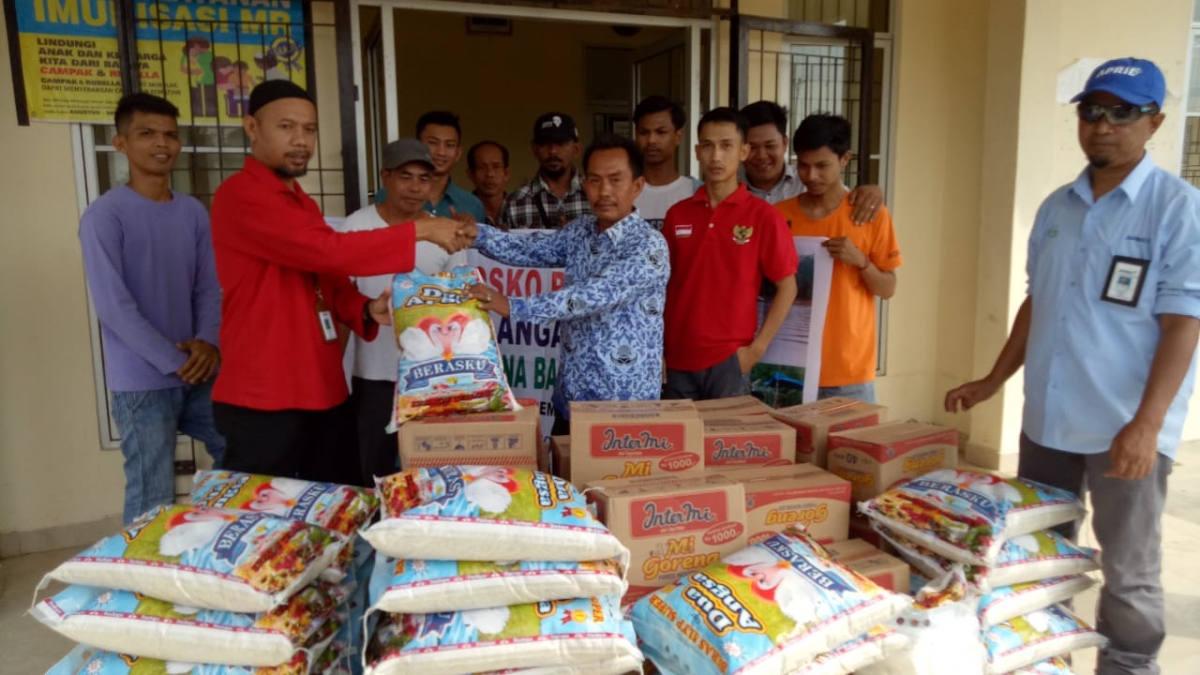 Penyerahan Paket Bantuan Bencana Banjir Bersama Mahasiswa Pelalawan